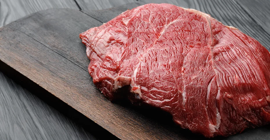 foto de uma bonita carne vermelha em uma tábua